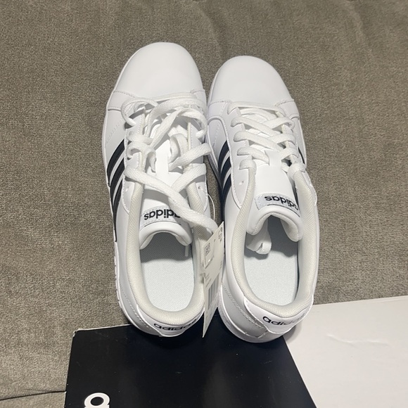 ❌SOLD❌🥰🥰Adidas Baseline K Sneakers🥰🥰 - Picture 4 of 8